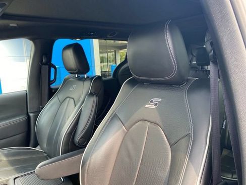 Used 2025 Chrysler Pacifica Limited FWD image 17