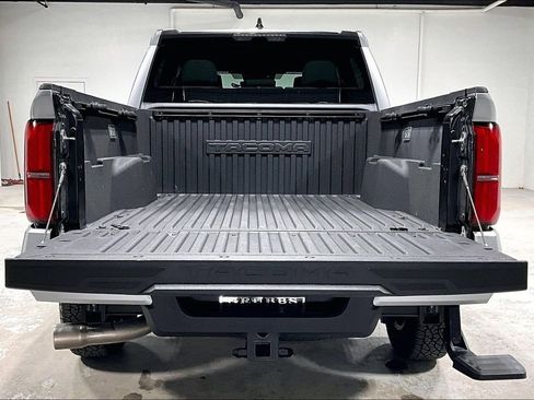 Used 2025 Toyota Tacoma SR5 AWD/4WD image 33