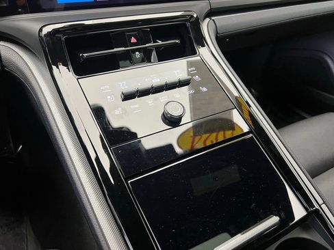 Used 2024 Porsche Panamera image 11