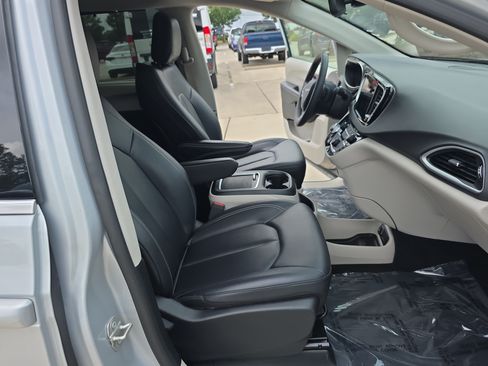 Used 2024 Chrysler Pacifica Touring-L FWD image 32
