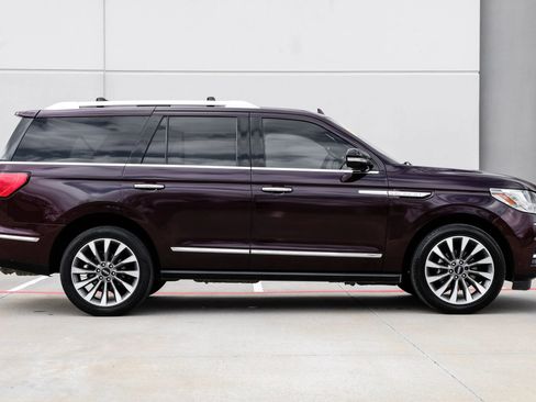 Used 2019 Lincoln Navigator Select w/ Technology Package image 3