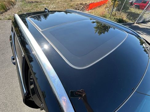 Used 2023 Volvo XC40 B5 Plus image 29