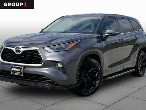 Used 2022 Toyota Highlander LE FWD image 1