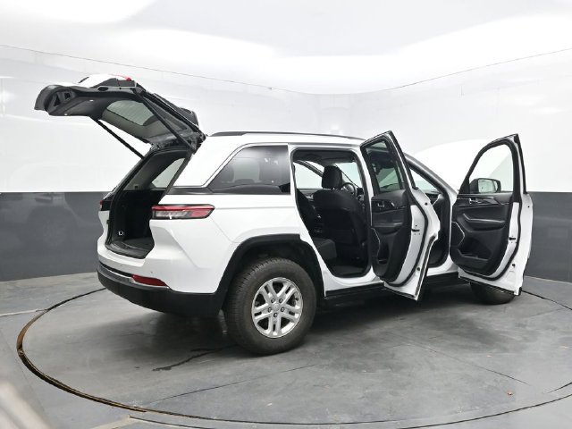 Used 2022 Jeep Grand Cherokee Laredo w/ Luxury Tech Group I AWD/4WD image 57
