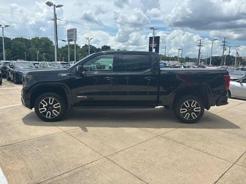 Used 2022 GMC Sierra 1500 AT4 w/ AT4 Premium Package AWD/4WD image 4