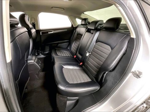 Used 2017 Ford Fusion SE w/ Equipment Group 201A image 24