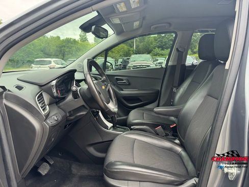 Used 2019 Chevrolet Trax LT w/ LT Convenience Package image 15