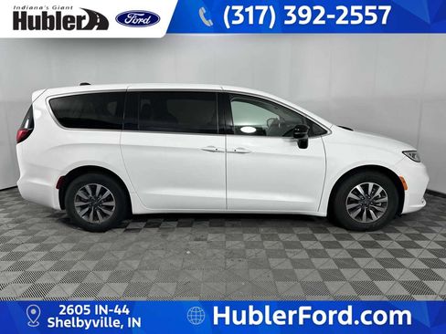 Used 2024 Chrysler Pacifica Limited FWD image 9