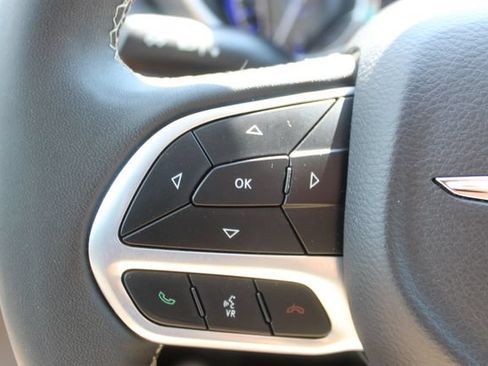 Used 2024 Chrysler Pacifica Touring-L FWD image 16