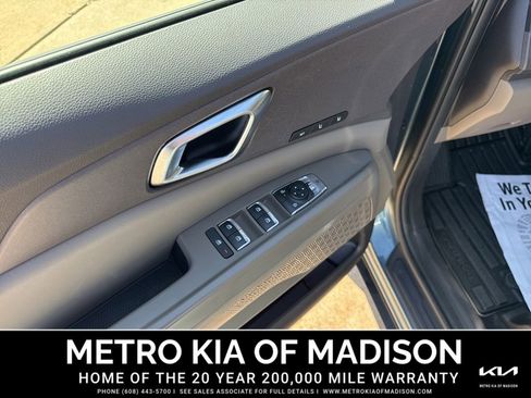 Used 2025 Kia Carnival SX FWD image 8