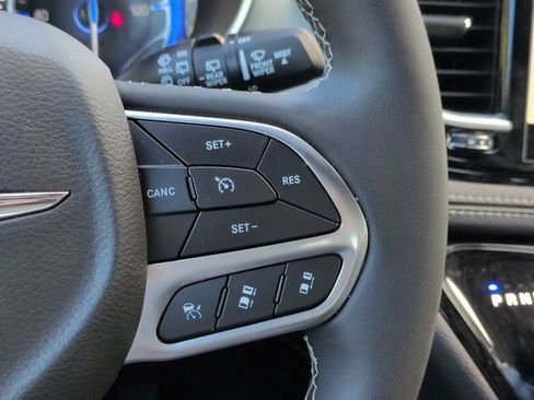 Used 2026 Chrysler Pacifica Limited FWD image 27