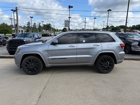 Used 2019 Jeep Grand Cherokee Altitude AWD/4WD image 9