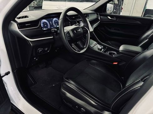 Used 2025 Jeep Grand Cherokee Altitude image 17