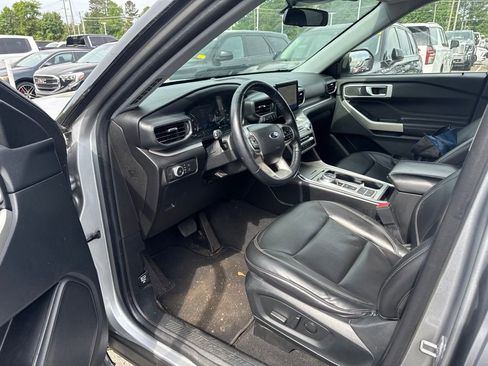 Used 2022 Ford Explorer XLT w/ Equipment Group 202A RWD image 9