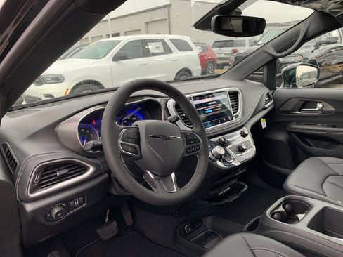 New 2026 Chrysler Pacifica Select image 10
