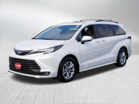 Certified 2025 Toyota Sienna XLE w/ XLE Plus Package AWD/4WD image 3