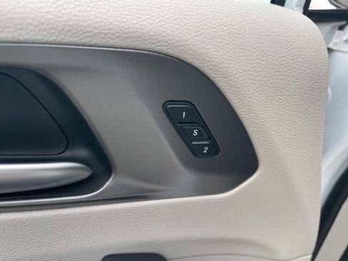 Used 2024 Chrysler Pacifica Touring-L image 15