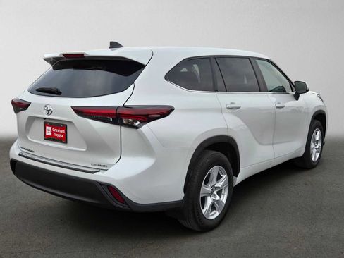 Used 2024 Toyota Highlander XLE AWD/4WD image 3