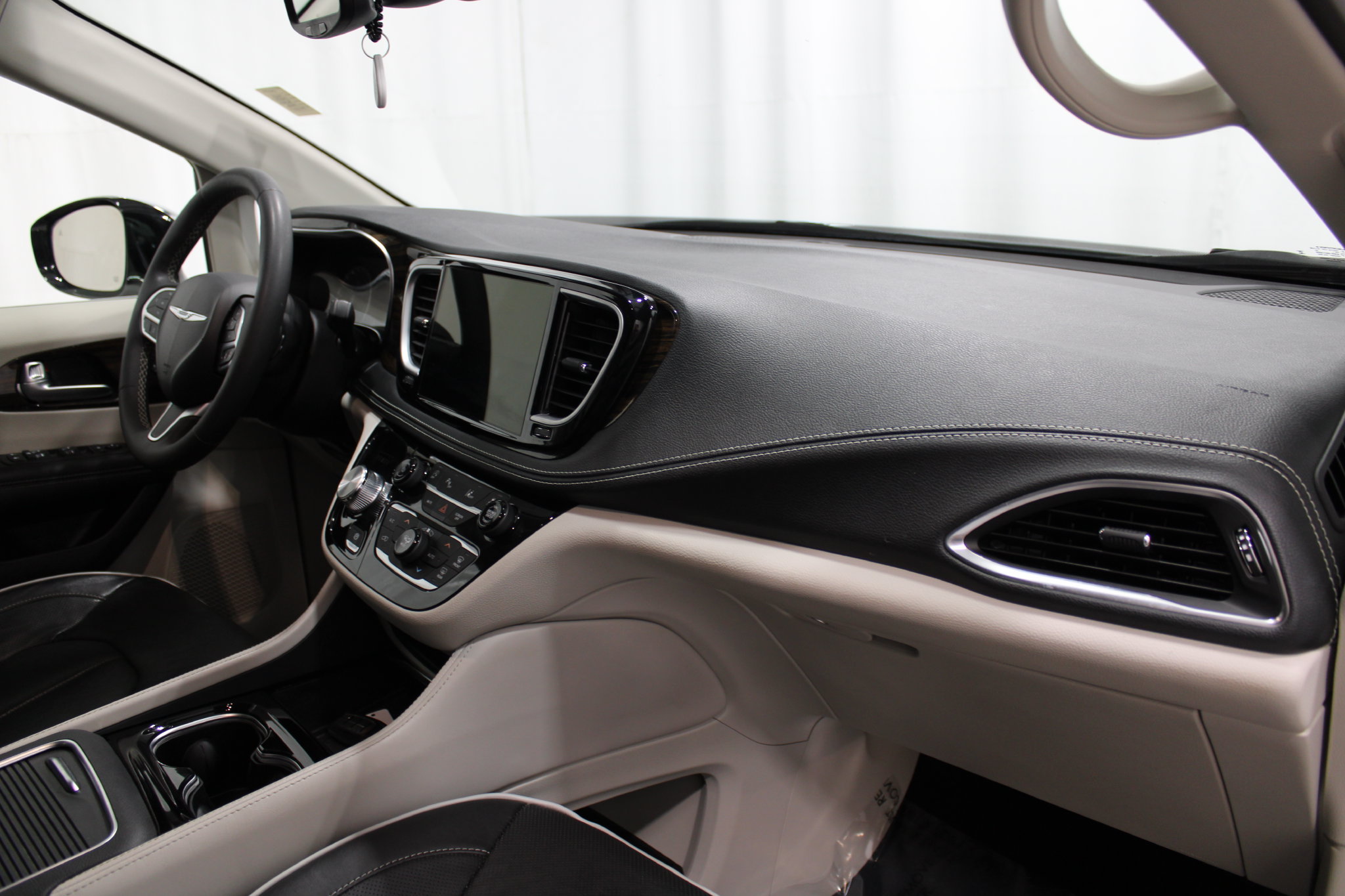 Used 2023 Chrysler Pacifica Limited FWD image 28