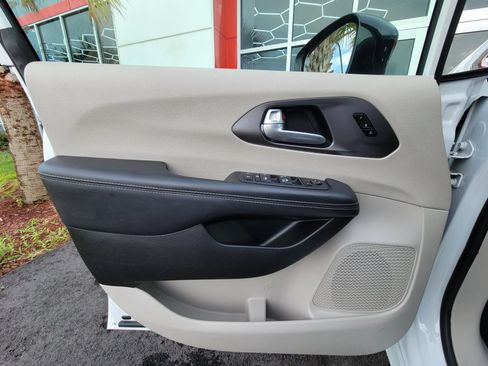 Used 2024 Chrysler Pacifica Touring-L FWD image 19