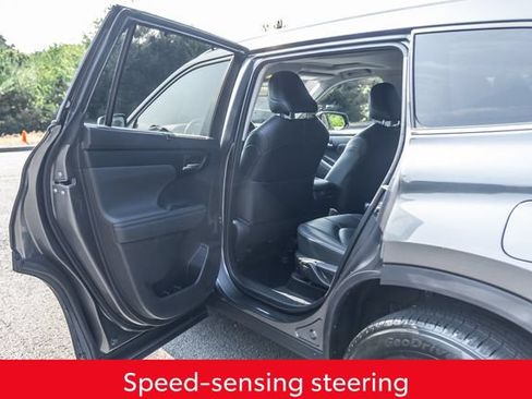 Used 2023 Toyota Highlander XLE AWD/4WD image 24