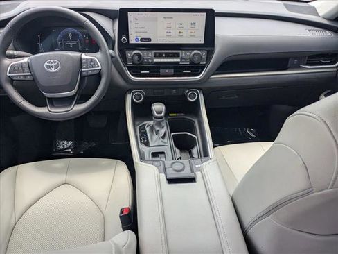 Used 2025 Toyota Grand Highlander FWD image 17