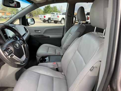 Used 2017 Toyota Sienna XLE w/ XLE Navigation Package AWD/4WD image 32