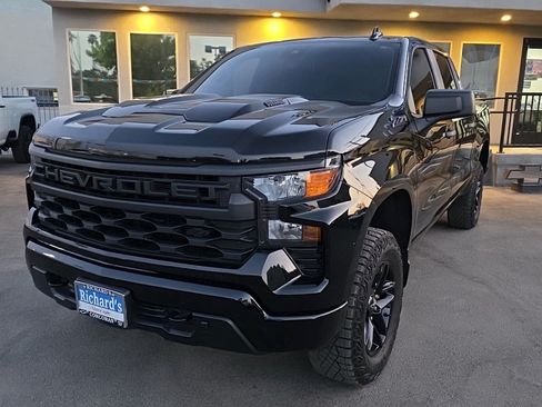 Used 2024 Chevrolet Silverado 1500 Custom Trail Boss w/ Midnight Edition AWD/4WD image 2