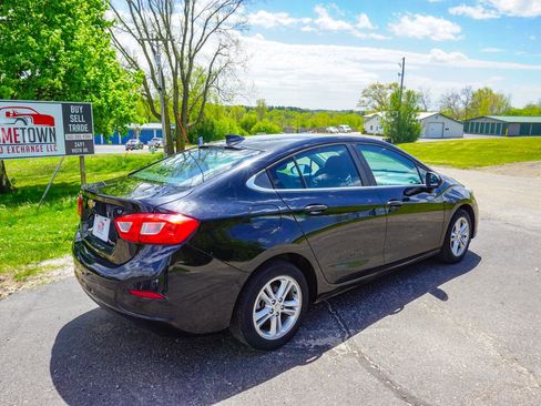Used 2017 Chevrolet Cruze LT FWD image 3