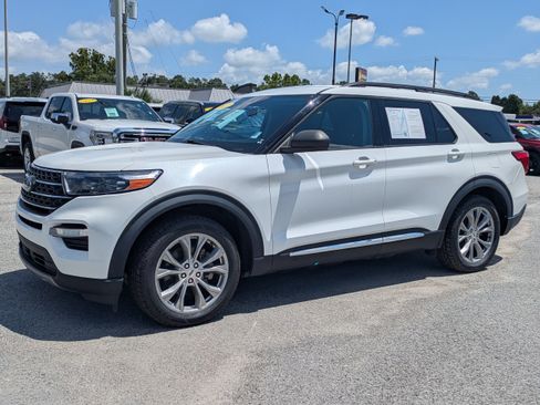 Certified 2022 Ford Explorer XLT w/ Equipment Group 202A RWD image 8