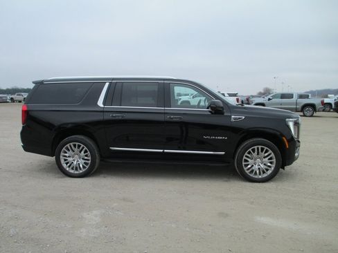 New 2026 GMC Yukon XL Elevation w/ Elevation Premium Package image 3