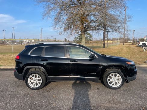 Used 2018 Jeep Cherokee Latitude Plus image 9