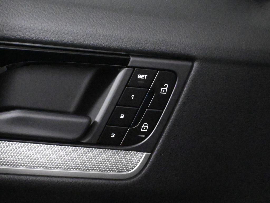 Used 2026 Porsche Cayenne Coupe AWD/4WD image 32
