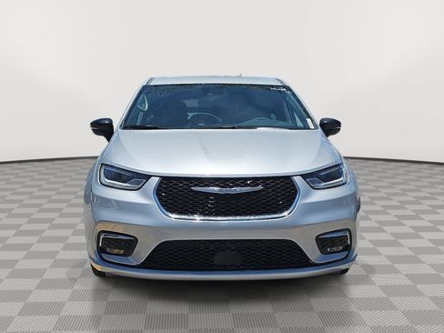 Used 2024 Chrysler Pacifica Touring-L FWD image 3