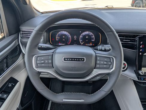 Used 2025 Jeep Wagoneer 4WD w/ Premium Group I image 15