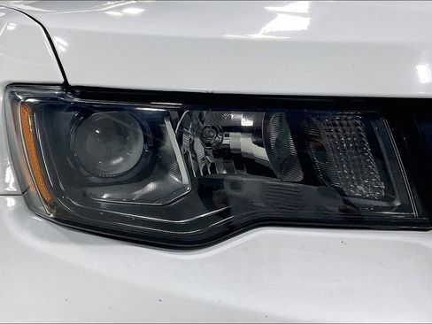 Used 2019 Jeep Grand Cherokee Altitude image 39