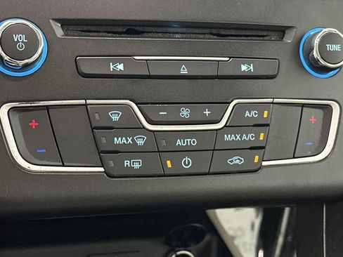 Used 2018 Ford Fusion SE w/ Fusion SE Technology Package FWD image 19