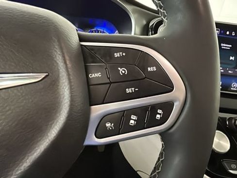 Used 2023 Chrysler Pacifica Touring-L FWD image 16