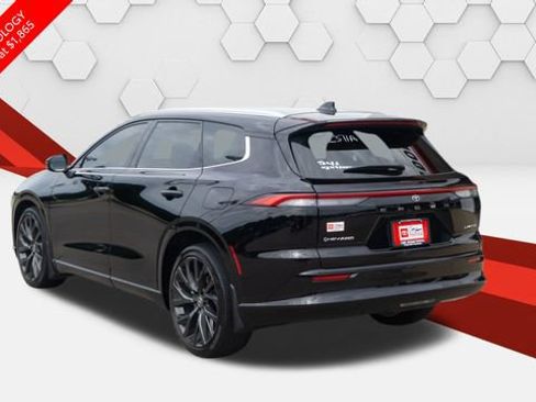 Used 2025 Toyota Crown Signia w/ Advanced Technology Package AWD/4WD image 3