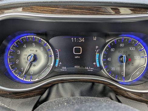 Used 2022 Chrysler Pacifica Limited w/ Uconnect Theater Family Group image 9