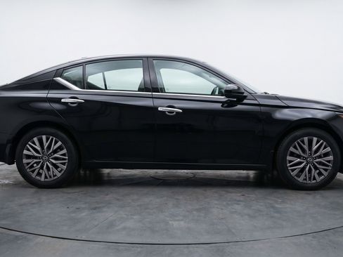 Used 2025 Nissan Altima 2.5 SV FWD image 11