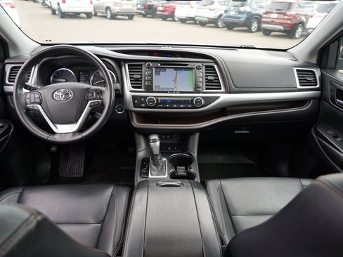 Used 2017 Toyota Highlander XLE AWD/4WD image 25