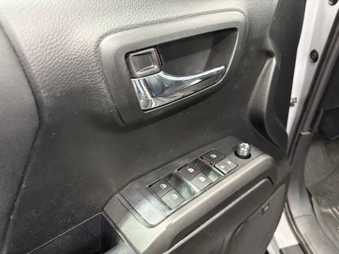 Used 2019 Toyota Tacoma TRD Sport image 6