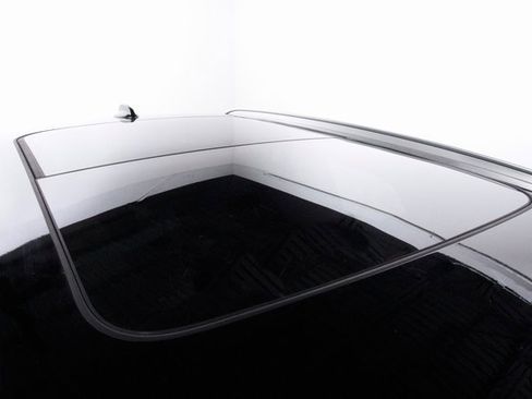 Certified 2025 Volvo XC40 B5 Plus image 40