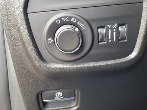 Used 2025 Jeep Grand Cherokee Altitude RWD image 21
