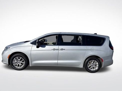 Used 2024 Chrysler Pacifica Touring-L FWD image 2