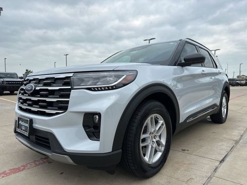Used 2025 Ford Explorer Active w/ Active Comfort Package RWD image 3