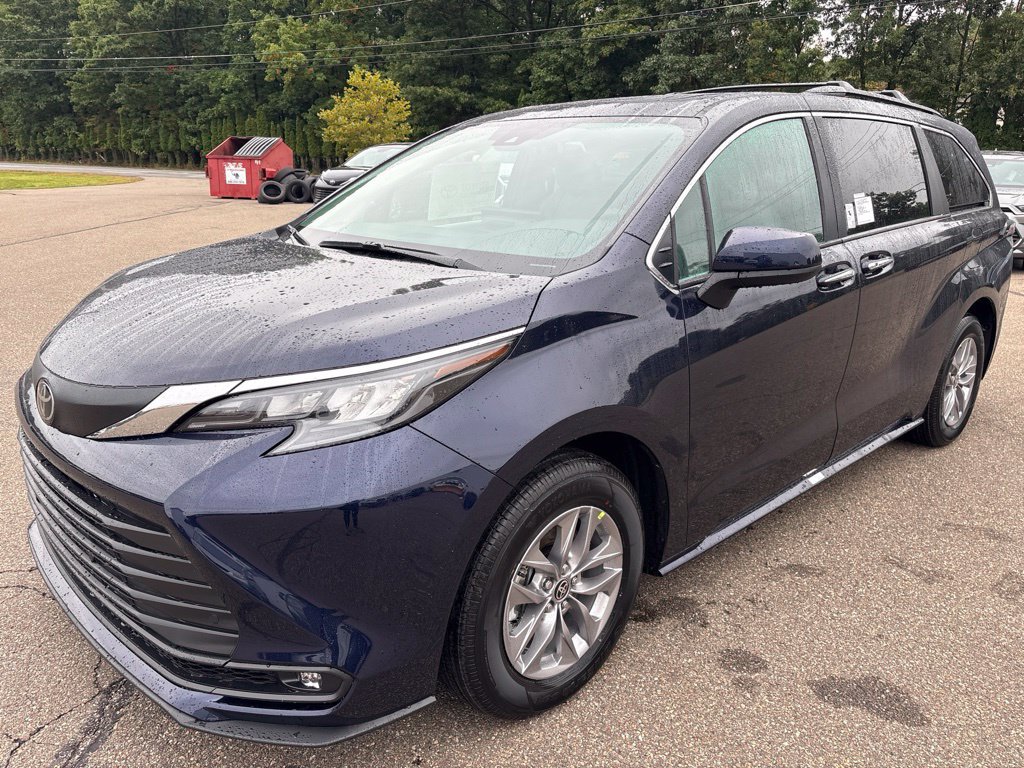 Used 2026 Toyota Sienna XLE AWD/4WD image 2