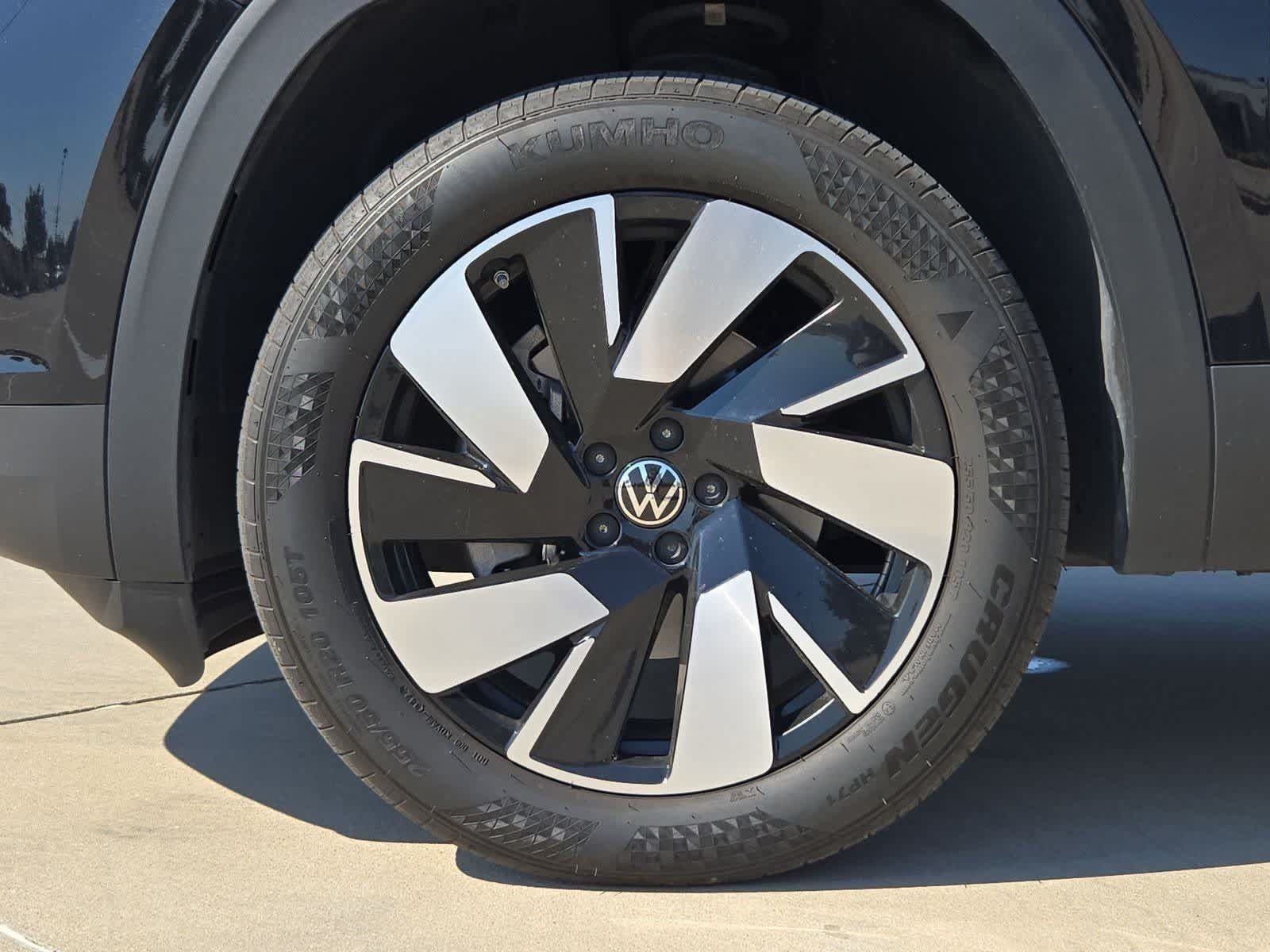 Used 2024 Volkswagen Atlas Cross Sport SE w/ Panoramic Sunroof Package FWD image 12