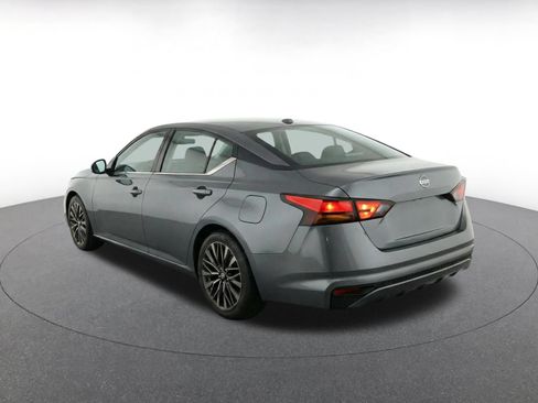 Used 2025 Nissan Altima 2.5 SV FWD image 7